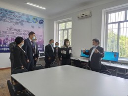 "Университет 4.0" билим берүү процессин өнүктүрүүнүн жаңы концептуалдык моделинин Жол картасын талкуулаган жеринен сырткары отурум болуп өттү