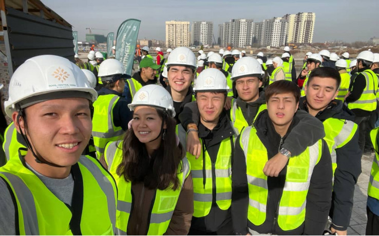 Студенты Международной высшей школы логистики посетили строительную компанию Royal Central Park
