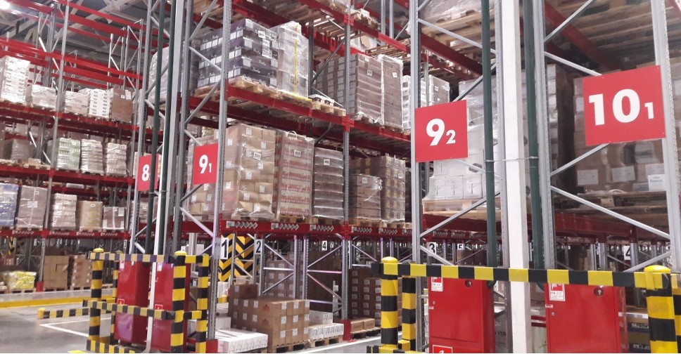 Склад готовой продукции. Коробки на складе. Распределительный центр лента. Запасы на складе. Склад пятёрочка с товаром.